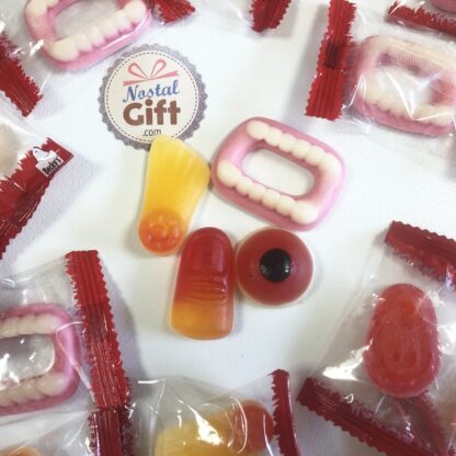 Paquet de 27 mini sachets de bonbons d'Halloween - Dents de vampires, doigts et pieds coupés (220g)