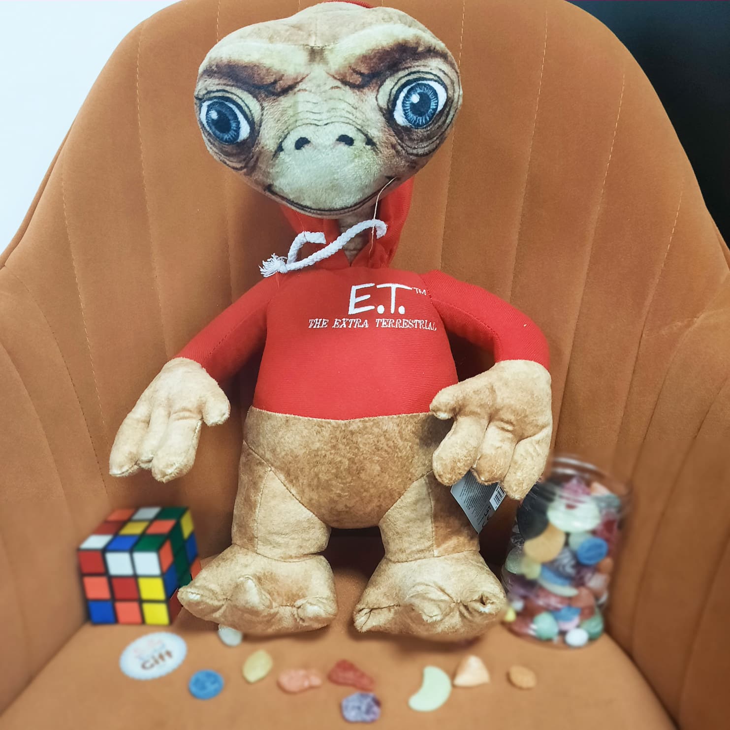 E.T. l'extraterrestre - Peluche 35 cm avec sweat rouge