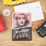 Carte postale métal - Marilyn Monroe - As Young As You Feel