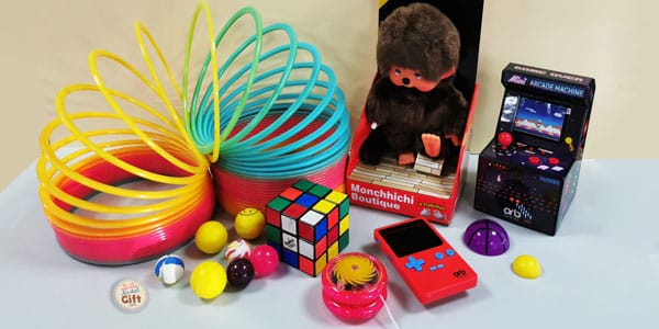 <p>Faites plaisir à un de vos proches en leur offrant un retour en enfance avec des jouets et jeux des années 80. Faites votre choix entre une peluche <a href="../categorie-produit/jouet-club/kiki-vintage-monchhichi/">Kiki monchhichi</a>, une figurine ou même une mini machine arcade rétro.</p>