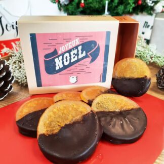 Boîte de Noël avec tranches d'orange confites au chocolat noir