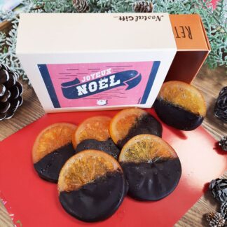 Boîte de Noël avec tranches d'orange confites au chocolat noir