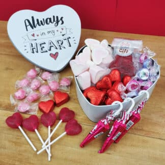 Coffret Cadeau St Valentin : Boîte en coeur "Always in my heart " remplie de bonbons (Blanche)