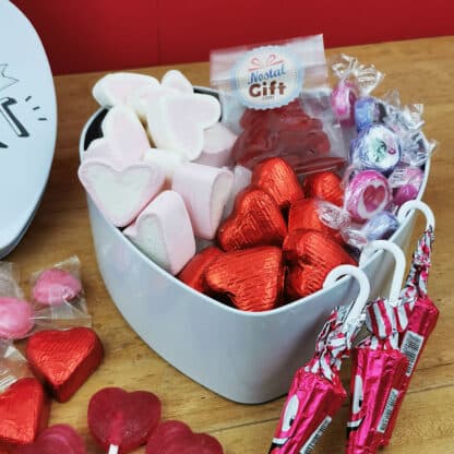 Coffret Cadeau St Valentin : Boîte en coeur "Always in my heart " remplie de bonbons (Blanche)