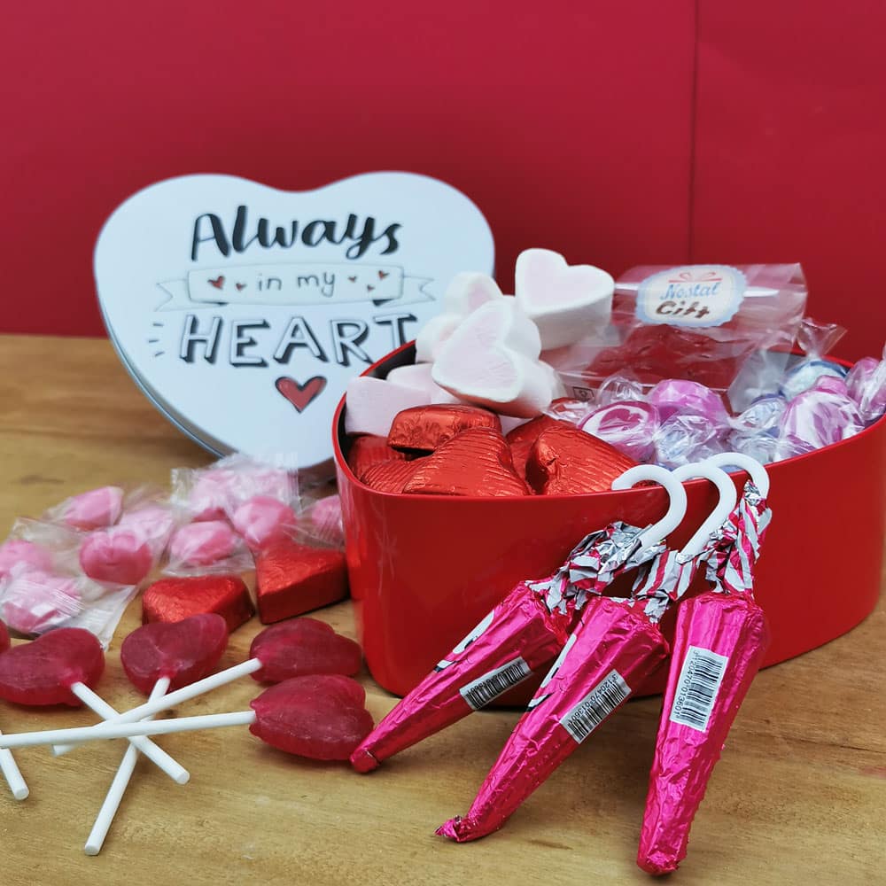 Coffret Cadeau St Valentin : Boîte en coeur Always in my heart  remplie  de bonbons - Rouge