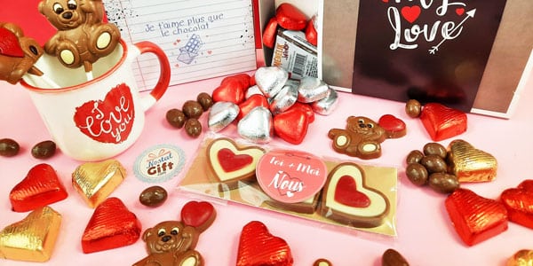 <p>Chaque 14 février, la même question revient, qu’offrir comme cadeau romantique ? On a la réponse cette année : des chocolats de Saint-Valentin. Il n'y a pas qu'à <a title="Offrir chocolat de pâques" href="/categorie-produit/chocolats/chocolat-paques/">Pâques que l'on offre du chocolat</a>. Cette année, comme dans les films, offrez du chocolat ou <a title="Bonbons Saint-Valentin" href="/categorie-produit/bonbons/saint-valentin/">des bonbons</a> pour la Saint-Valentin.</p>