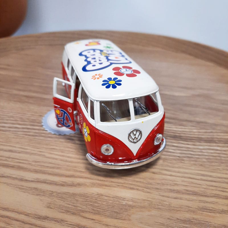 Miniature Volkswagen Coccinelle de 1967 motif Peace and Love (12 cm)