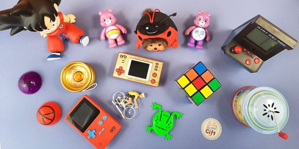 <p>Nostalgiques des jouets qui ont bercé votre enfance ? Retrouvez notre sélection de jouets rétro, soyez-en sûrs notre sélection saura vous faire retomber en enfance. Il y en a pour tous les goûts et toutes les générations, si vous êtes plutôt geek de nature, optez pour du <a href="../categorie-produit/hero-et-marques/retrogaming/">rétrograming</a>, mais si vous préférez éviter les écrans, préférez les <a href="../categorie-produit/jouets-de-notre-enfance/jeux-de-societe/">jeux de société</a> et les <a href="../categorie-produit/jouets-de-notre-enfance/figurines/">figurines</a> !</p>
