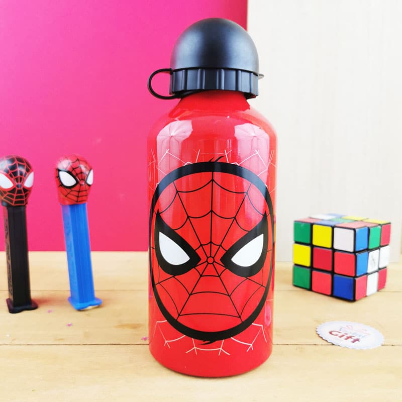 IYAZO Boutique - Gourde Spiderman 480 ml Marque: MARVEL Cette gourde Marvel  est idéale pour les déplacements ou à emporter à l'école. Elle a une taille  parfaite et grâce à son système