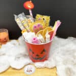 Petit seau "trick or treat" rempli de bonbons rétro - Halloween