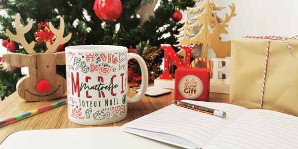 <p>Voici des idées cadeaux aux ATSEM  de vos enfants pour noël . Des mugs, porte-clef ou sachet bonbon, ces petites attentions font toujours plaisir !</p>