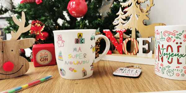 <p>Voici des idées cadeaux aux nounous de vos enfants pour noël . Des mugs, porte-clef ou sachet bonbon, ces petites attentions font toujours plaisir !</p>