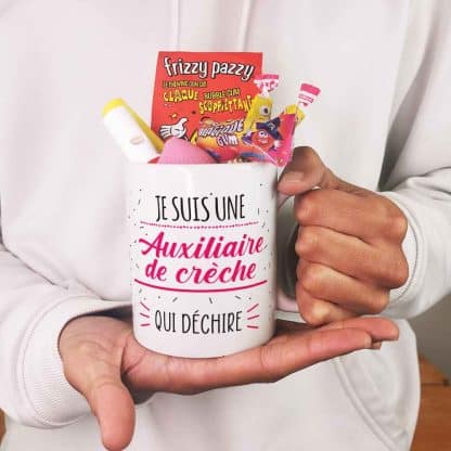 Mug bonbon années 80  "Je suis une auxiliaire de crèche qui déchire"