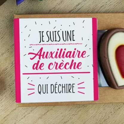 Cœurs au chocolat au lait rouge et blanc x4 "Je suis une auxiliaire de crèche qui déchire"