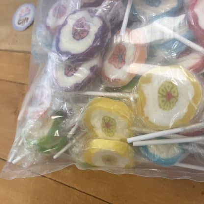 PROMOTION Date courte ! - Sucettes Rock décorées goût fruits ou de fleur - sac de 1,1 kilo – Image 3