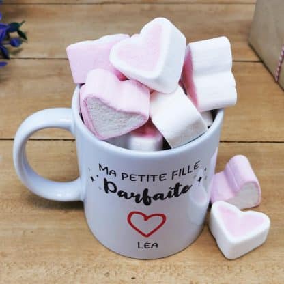 Mug "Ma petite fille parfaite" personnalisé  et ses guimauves coeurs x10 – cadeau papy et mamie