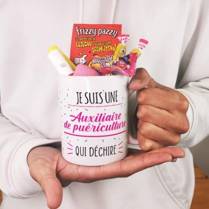 Mug bonbons années 80  "Auxiliaire de puériculture qui déchire"