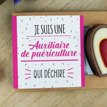 Cœurs au chocolat au lait rouge et blanc x4 "je suis une auxiliaire de puériculture qui déchire"