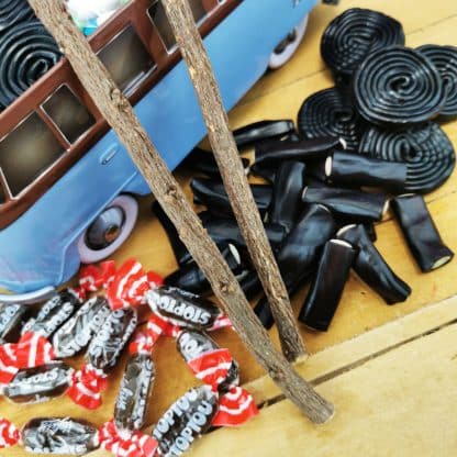 Coffret bonbon Volkswagen Combi en métal rempli de bonbons Réglisse – Image 3