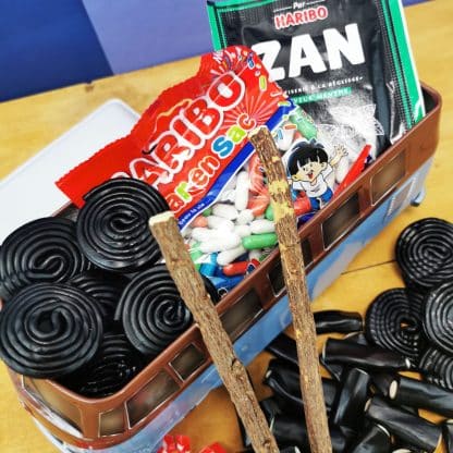 Coffret bonbon Volkswagen Combi en métal rempli de bonbons Réglisse – Image 2