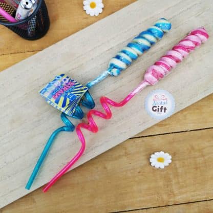 Sucette longue fête foraine goût fruit 30 cm avec paille boucle - rose ou bleu