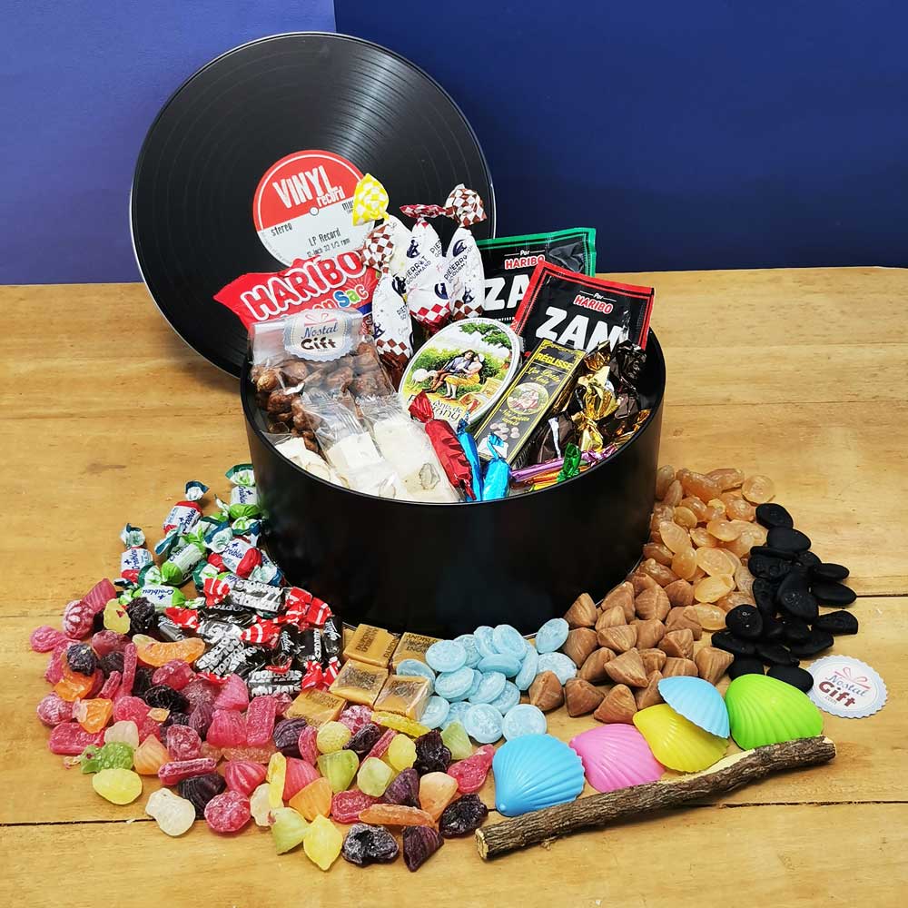 Une jolie corbeille remplie d'un mix de tous vos bonbons préférés des années  80-90