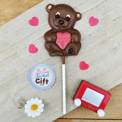 Sucette ourson coeur rose dans les bras au chocolat au lait - chocolat baby shower fille - chocolat gender reveal fille