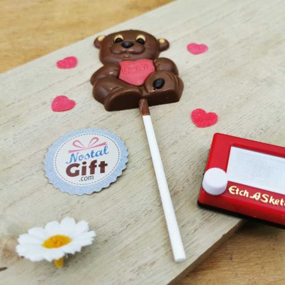 Sucette ourson coeur rose dans les bras au chocolat au lait - chocolat baby shower fille - chocolat gender reveal fille – Image 2