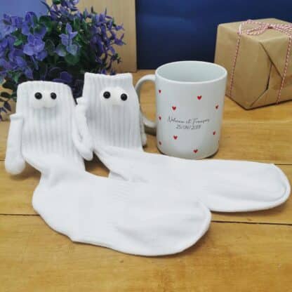 Mug "petit coeur" personnalisé et ses chaussettes aimantées - Cadeau pour couple – Image 5