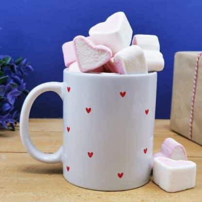 Mug "Petits coeurs" personnalisé et ses guimauves coeurs x10 - Cadeau couple