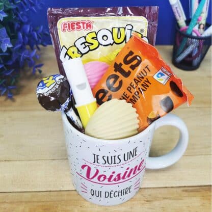 Mug bonbons des années 70 "Je suis une voisine qui déchire"- cadeau personnalisé