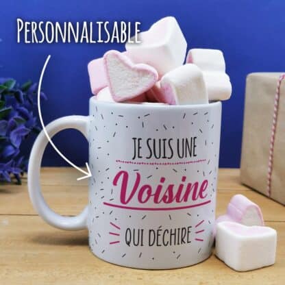 Mug "Je suis une voisine qui déchire" et ses guimauves coeurs x10 - cadeau personnalisé