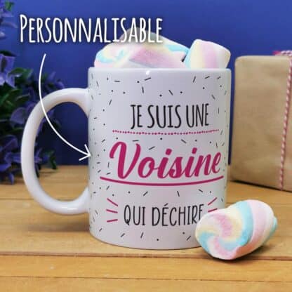 Mug "Je suis une voisine qui déchire" et ses guimauves torsade x 5 - cadeau personnalisé