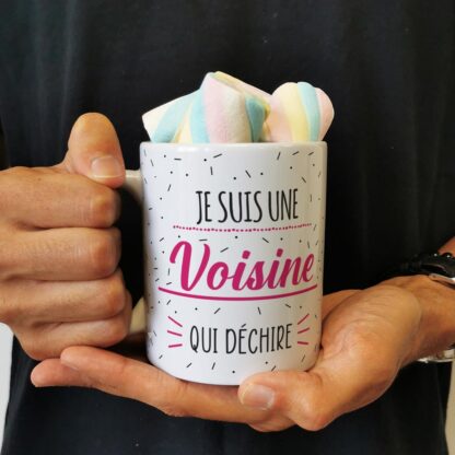 Mug "Je suis une voisine qui déchire" et ses guimauves torsade x 5 - cadeau personnalisé